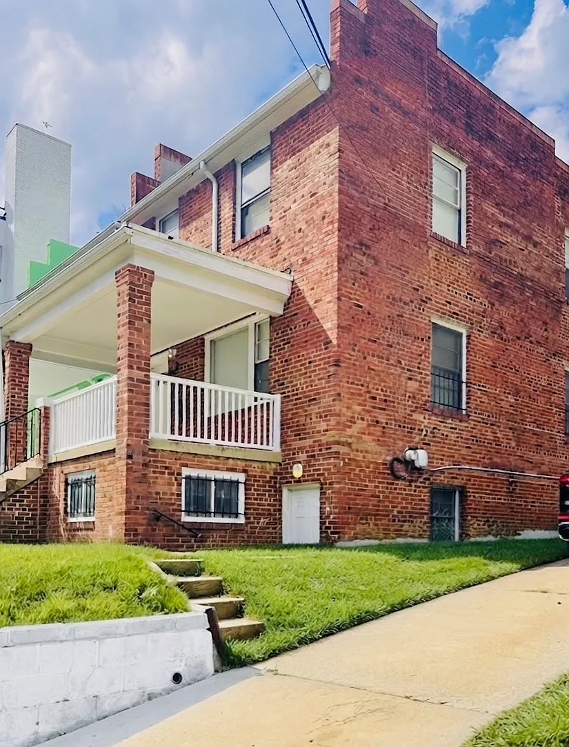 7 bed, 2064 sqft, $8,300 — Photo 3