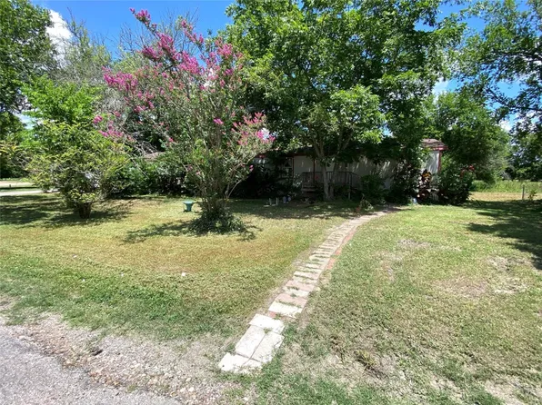 509 Stockdale St, Cuero, TX 77954