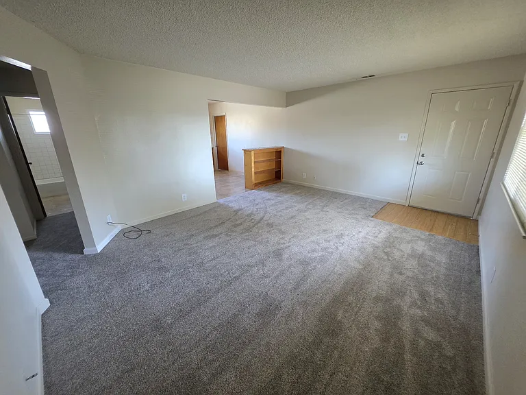 422 N Acacia Ave — Photo 3