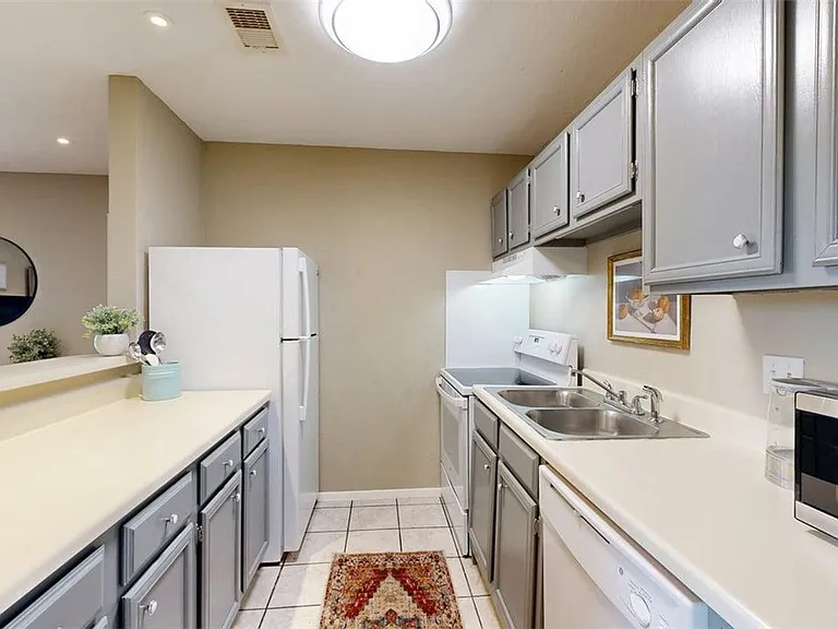 1901 Holleman Dr W #412 — Photo 11