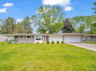 2098 Helmsford Dr, Wolverine Lake, MI 48390