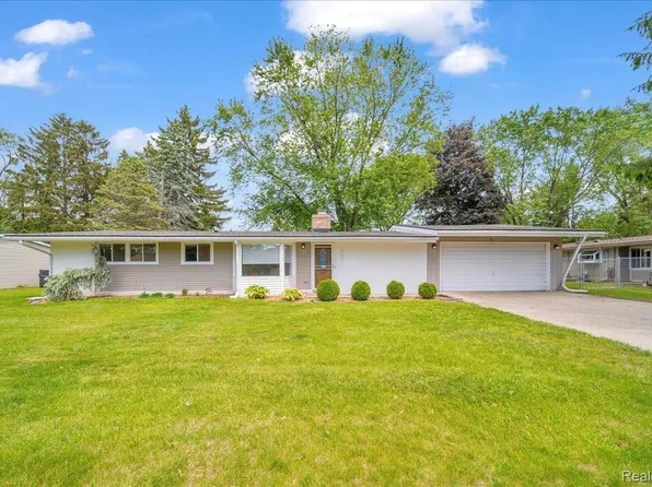 2098 Helmsford Dr, Wolverine Lake, MI 48390