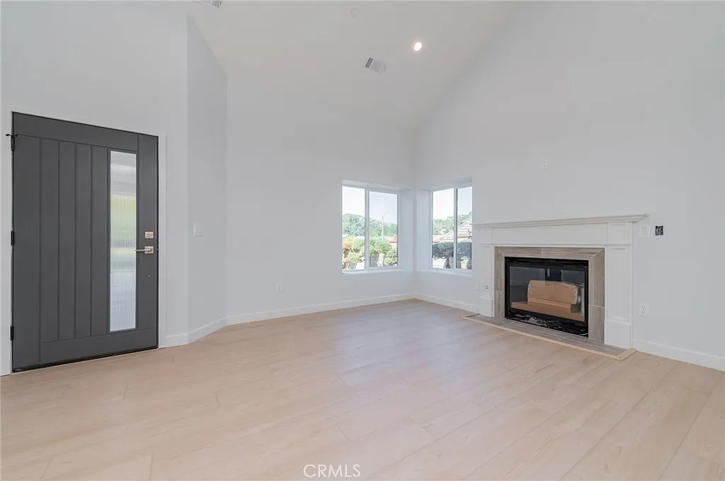 4 bed, 2046 sqft, $4,550 — Photo 2