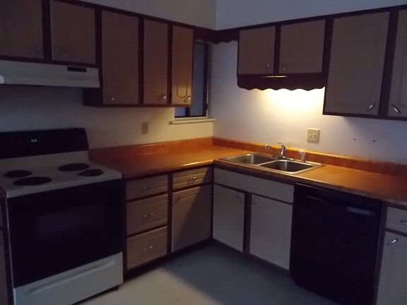 3rd image of 402 Willow Ave