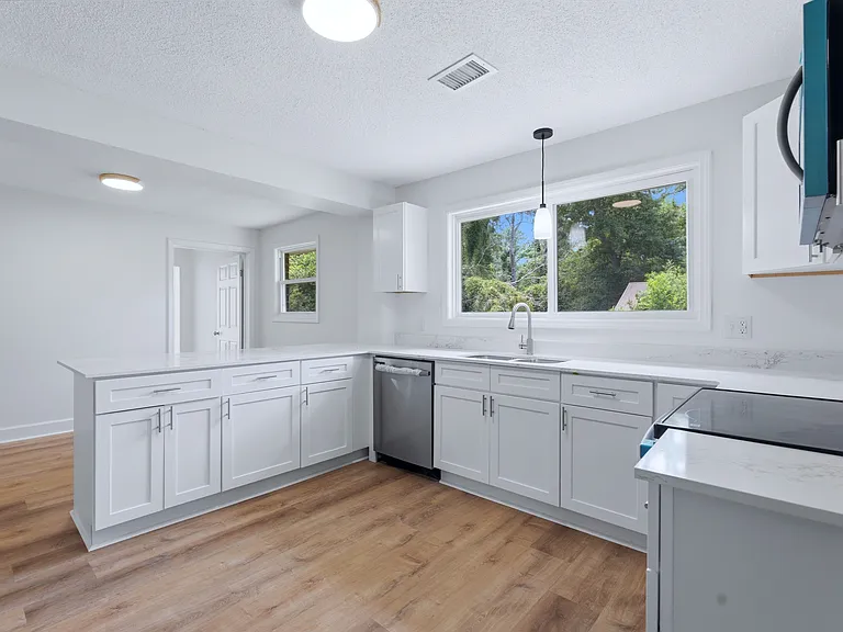 3302 Winn Dr — Photo 1