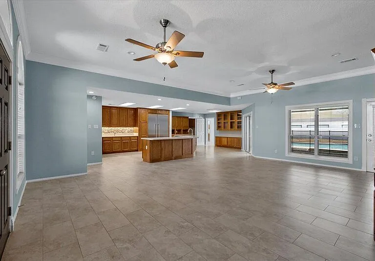 2421 Caroline St — Photo 4