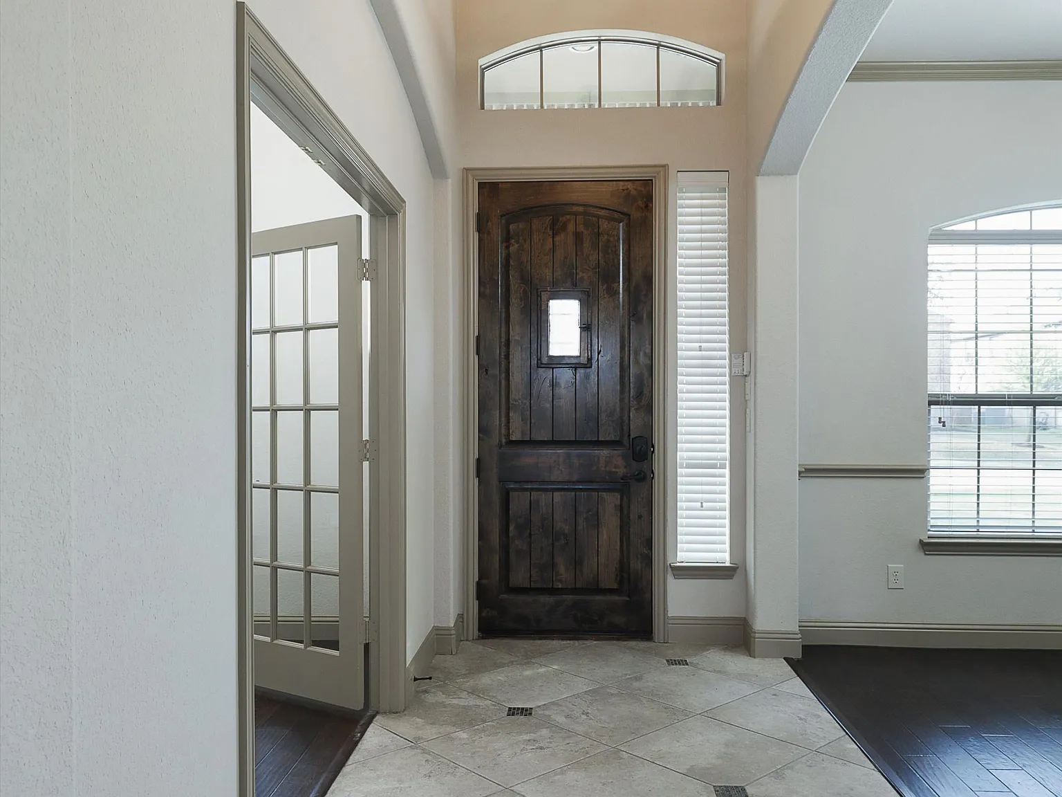 4 bed, 2344 sqft, $3,295 — Photo 3