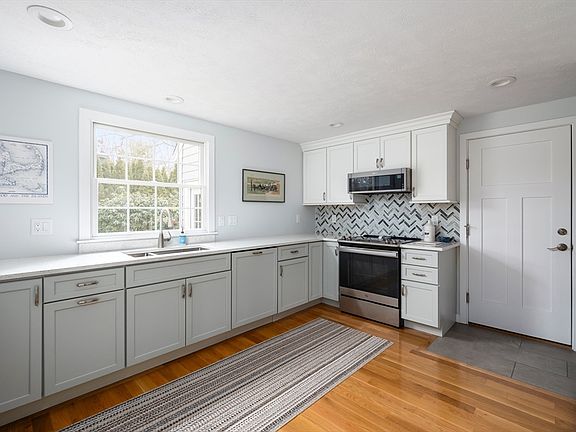 5th image of 52 Rosemary Ln