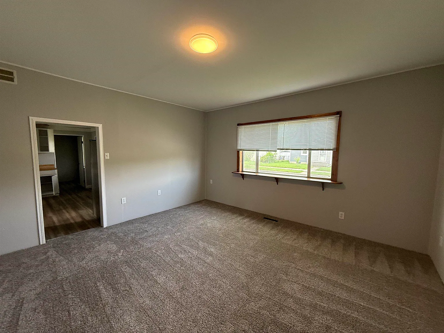2 bed, 1.0 bath, 848 sqft, $1,000 — Photo 2