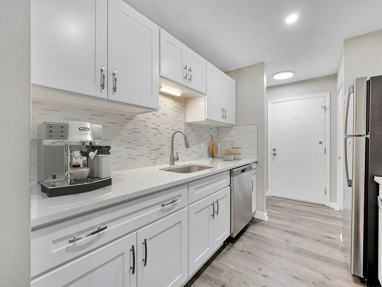 Brand New Units, High end finishes, Tons of Amenities! — Photo 4