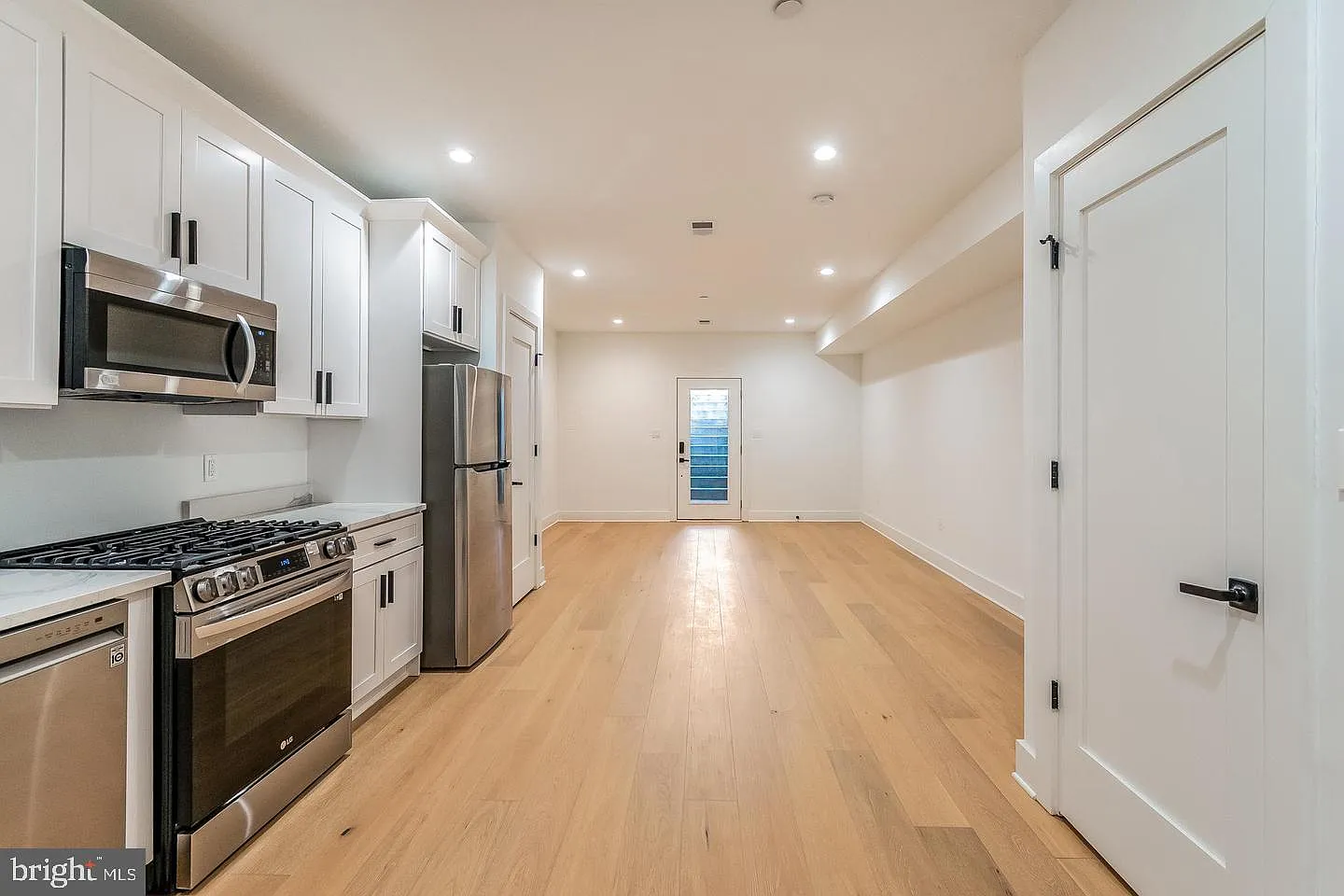 1 bed, 2.0 bath, 800 sqft, $2,499 — Photo 3