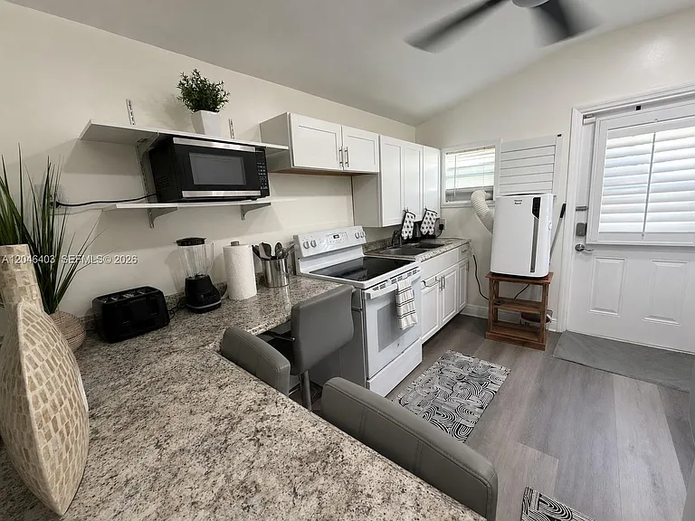 6118 Mayo St #3 — Photo 3