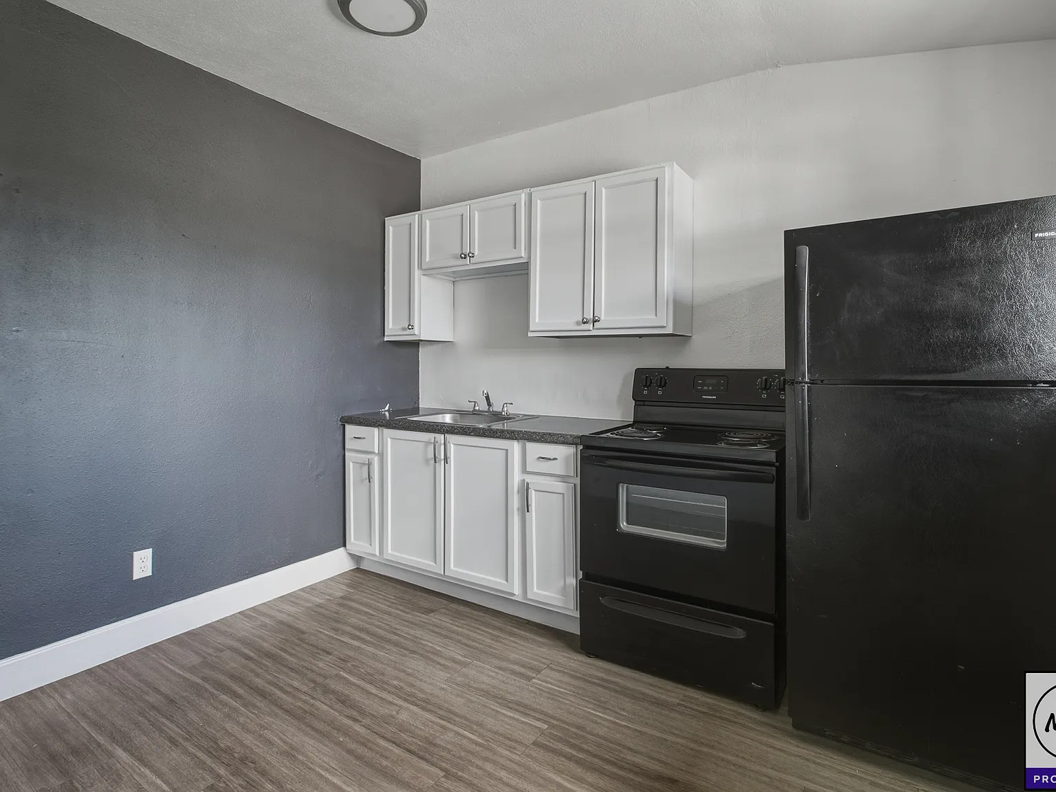 1 bed, 320 sqft, $877 — Photo 3