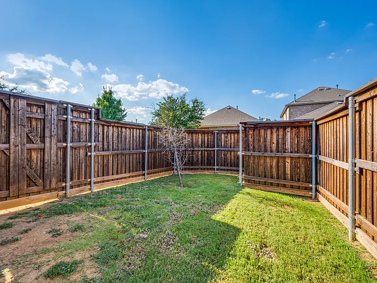 2445 Larimar Dr — Photo 24