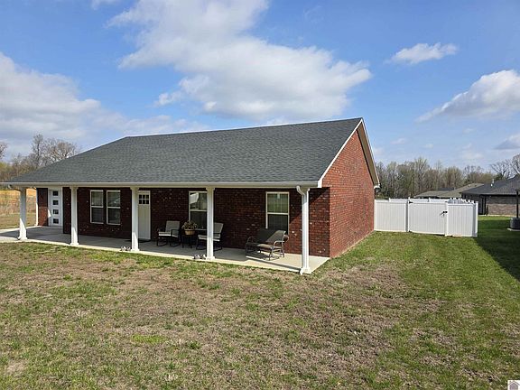 3rd image of 745 Elmdale Rd