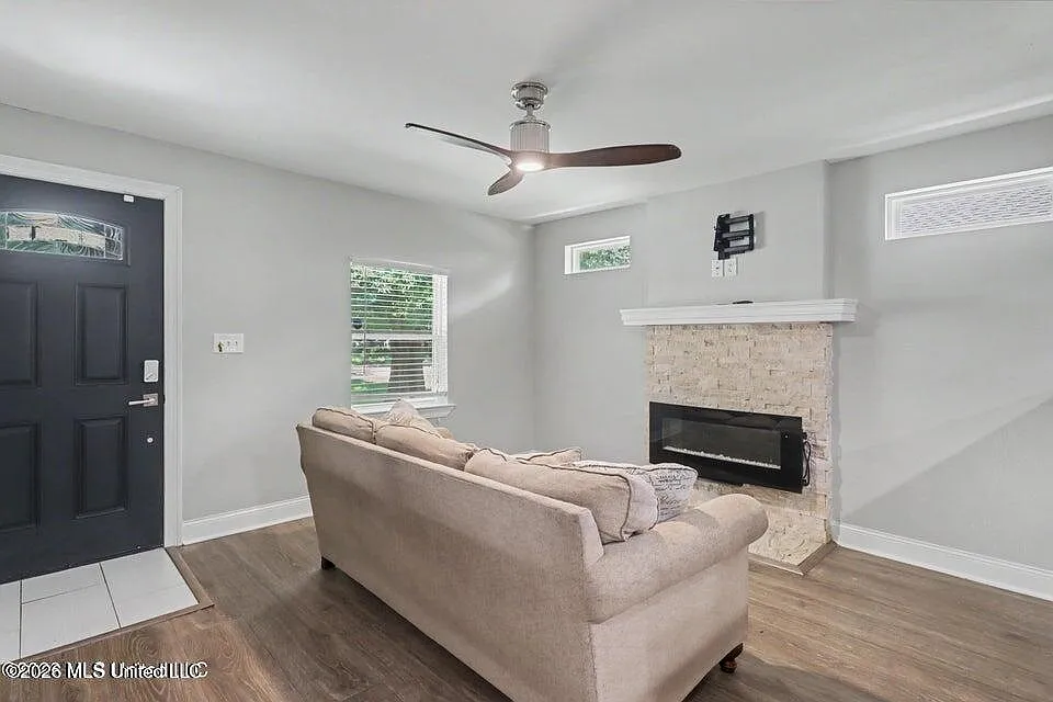 3 bed, 1.0 bath, 1097 sqft, $1,400 — Photo 4