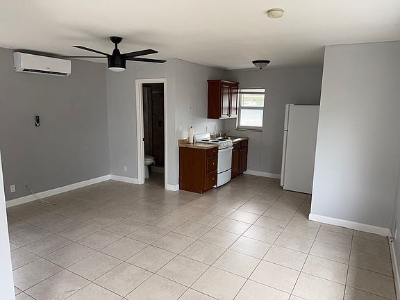 3rd image of 824 NE 15th Ave APT 3