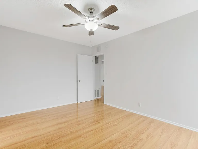 1042 Western Ave #208 — Photo 9