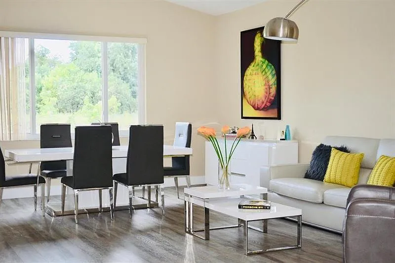 3 bed, 2.0 bath, 1336 sqft, $3,950 — Photo 3