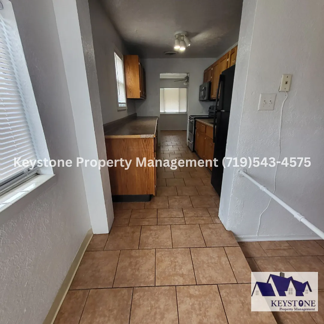 Corner Lot with Fenced Yard! Spacious 3 Bed/1 Bath Home $1,250 — Photo 3