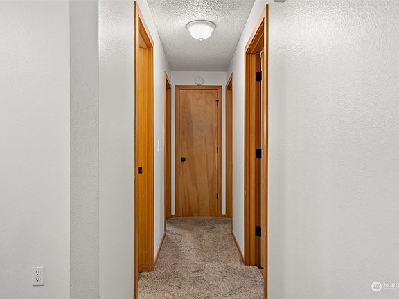 4th image of 30 E Oak Pl