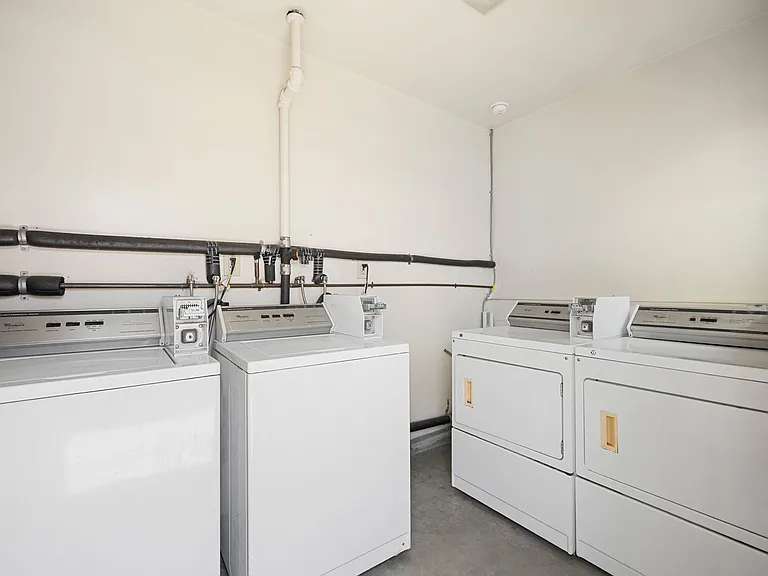 623 E Chevy Chase Dr #C — Photo 16