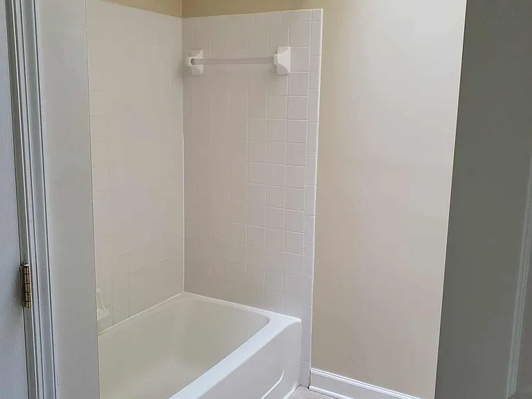 tub shower combo in master