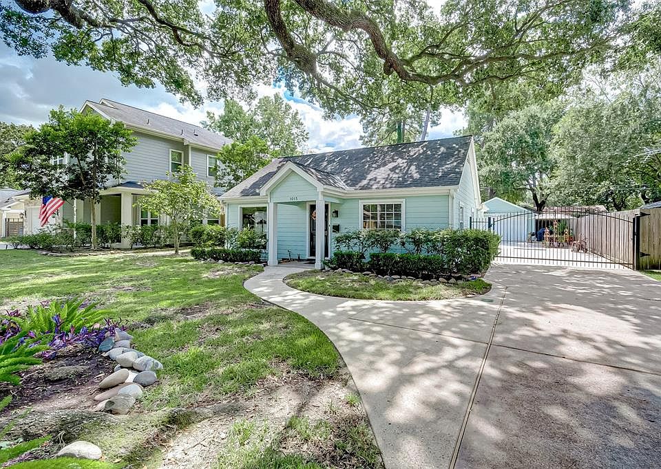 Quaint two bedroom/ 1 bathroom bungalow in Garden Oaks. Gorgeous tree-lined street.