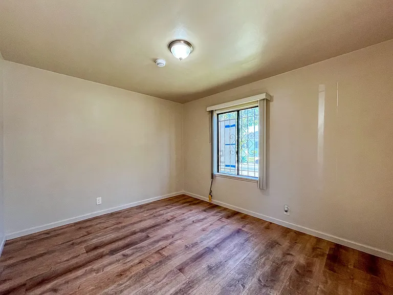 6605 S Van Ness Ave — Photo 19