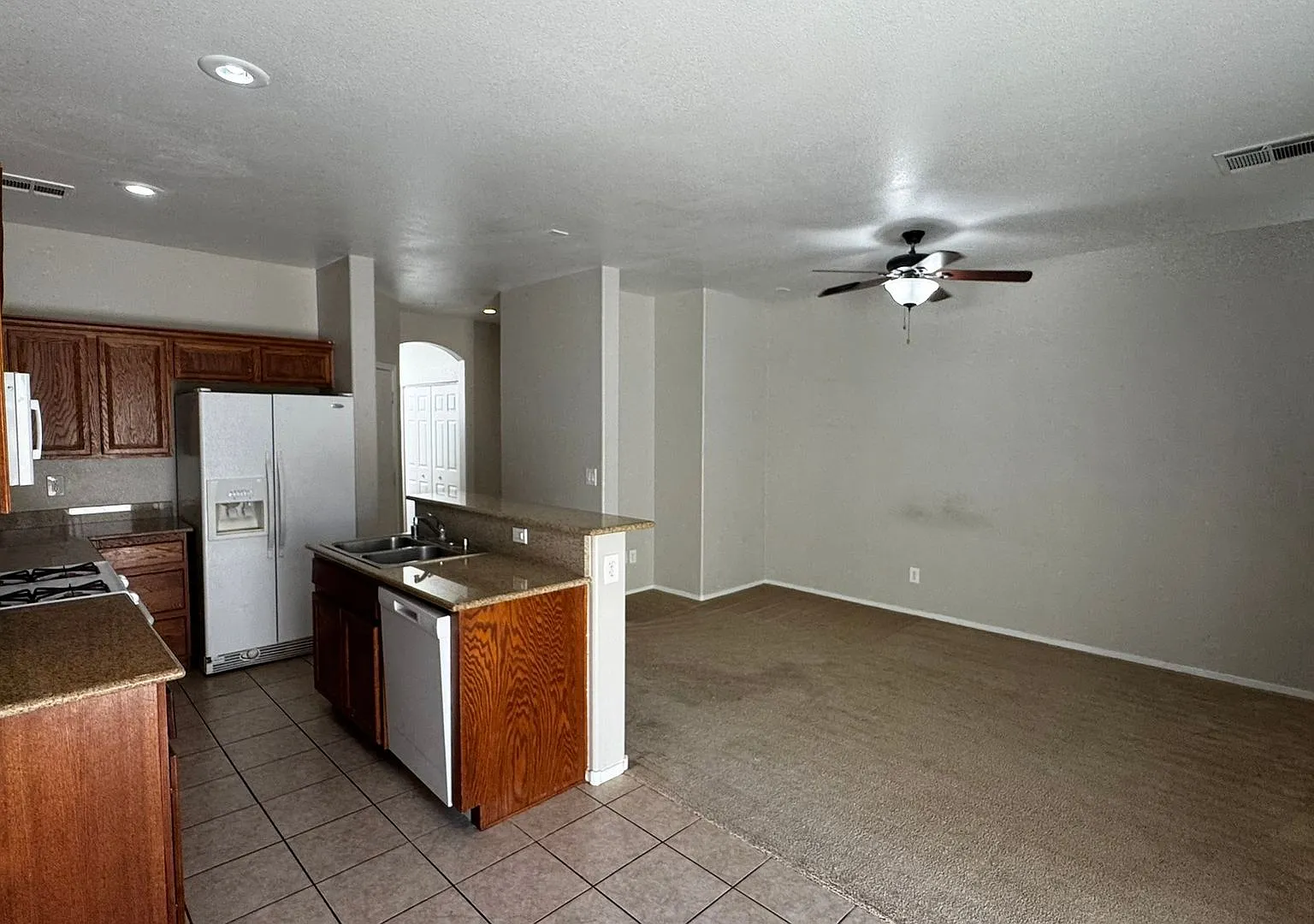 Close to the M Hotel. 3 bedroom Home — Photo 3