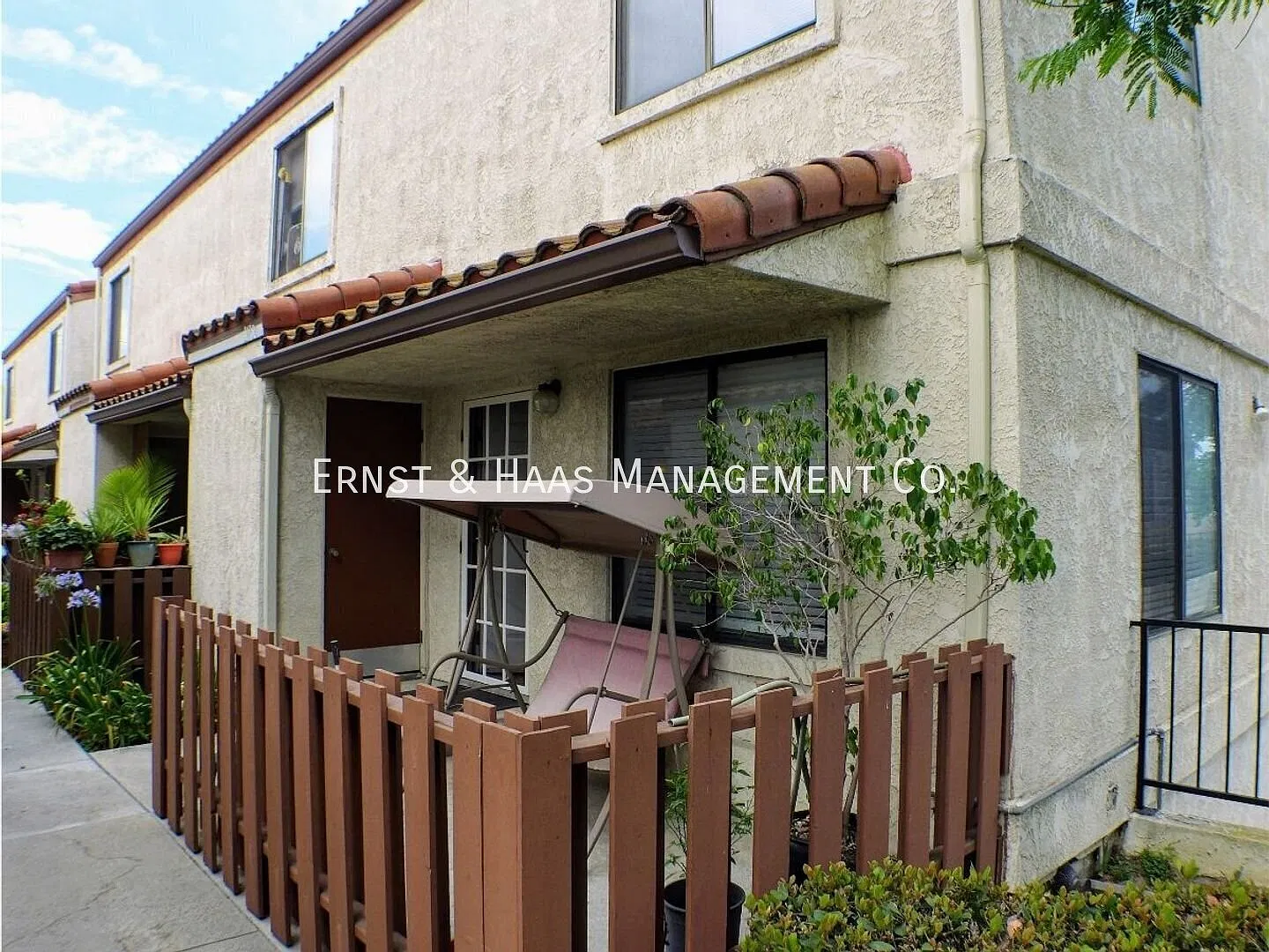 Wonderful Lakewood End-Unit Townhouse! — Photo 3