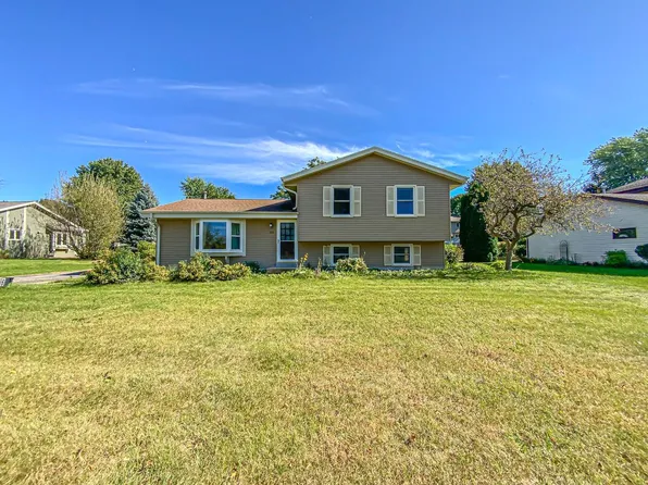 366 Forest Grove DRIVE, Pewaukee, WI 53072