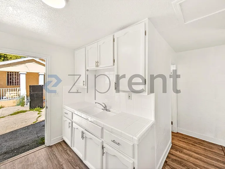 1737 E 108th St #1 — Photo 9