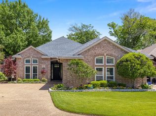 706 Village Green Dr, Desoto, TX 75115