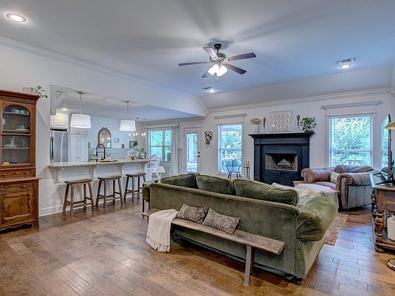4th image of 385 Reuben Dr