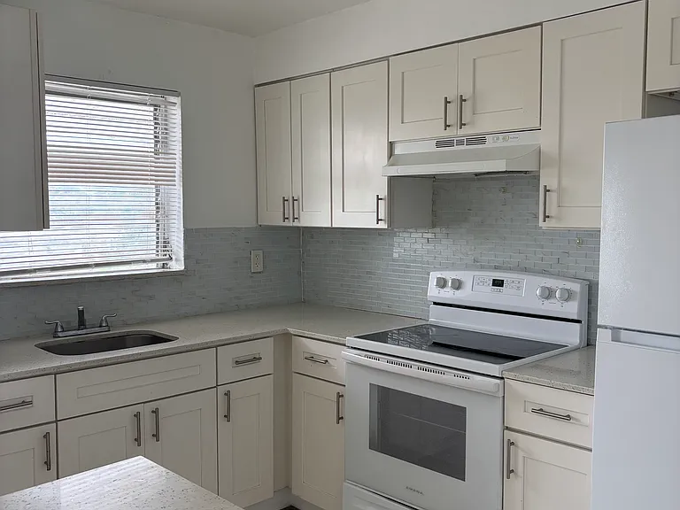 1251 W River Dr #7 — Photo 4