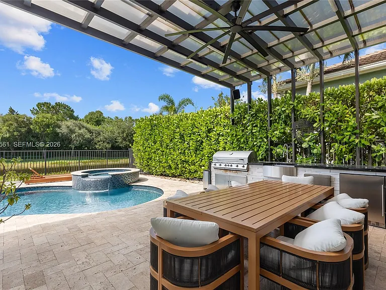 9529 Eden Roc Ct — Photo 2