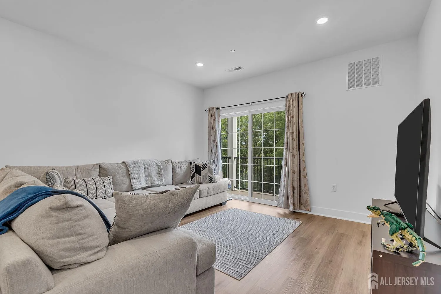 2 bed, 2.0 bath, $3,200 — Photo 2