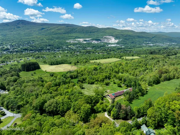 128 E Hoosac St, Adams, MA 01220