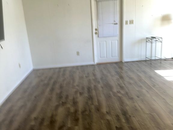 3rd image of 613 Holly Cir