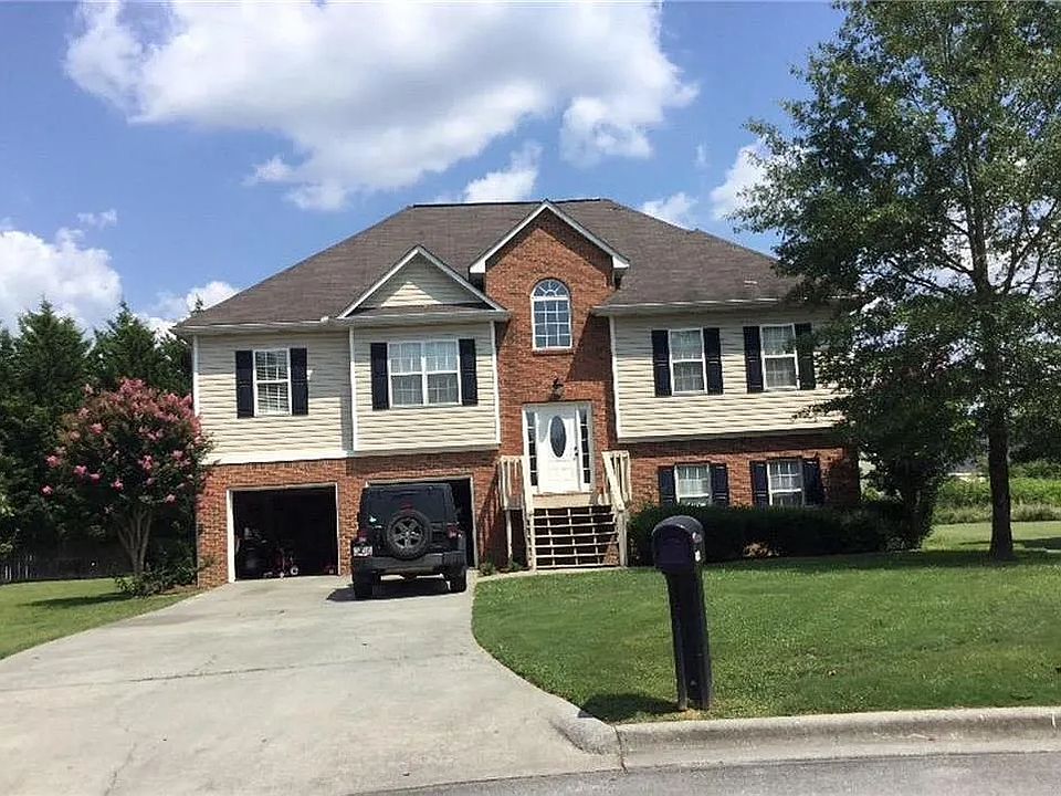1st image of 124 Summerfield Ln NE