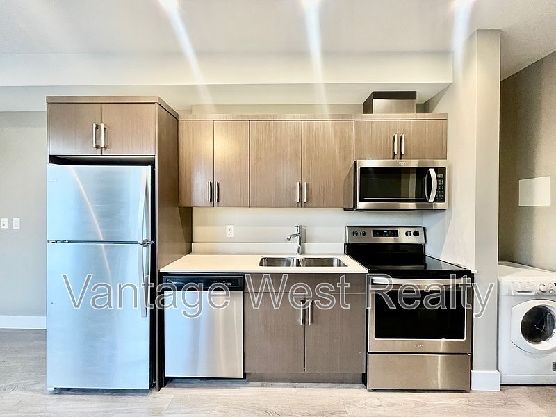 1st image of 925 Leon Ave #413