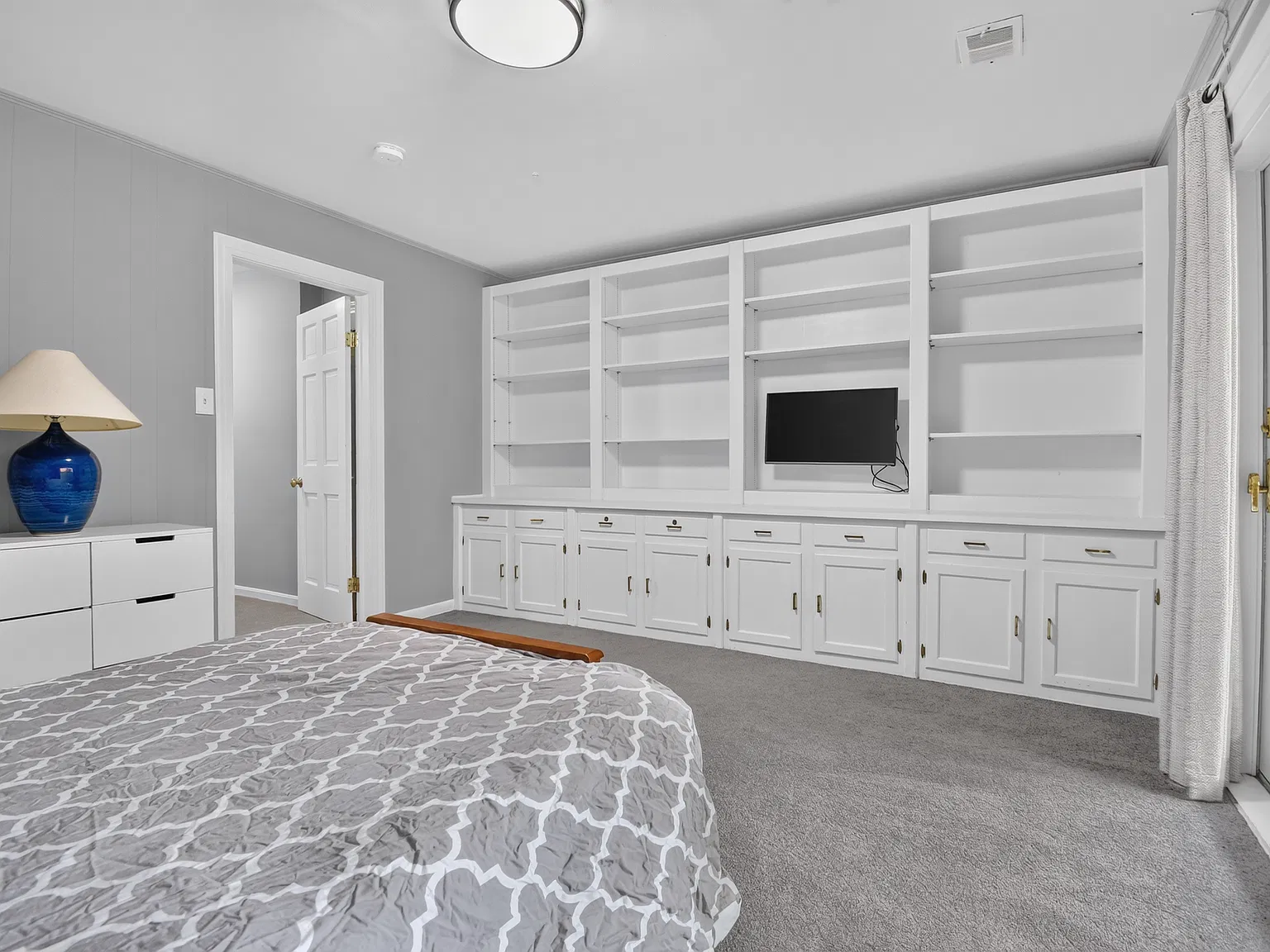 1 bed, 585 sqft, $2,170 — Photo 2