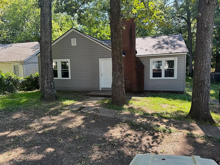 204 S Sycamore St SW — Photo 1