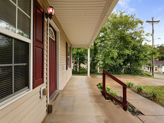 4th image of 303 15th Ave W