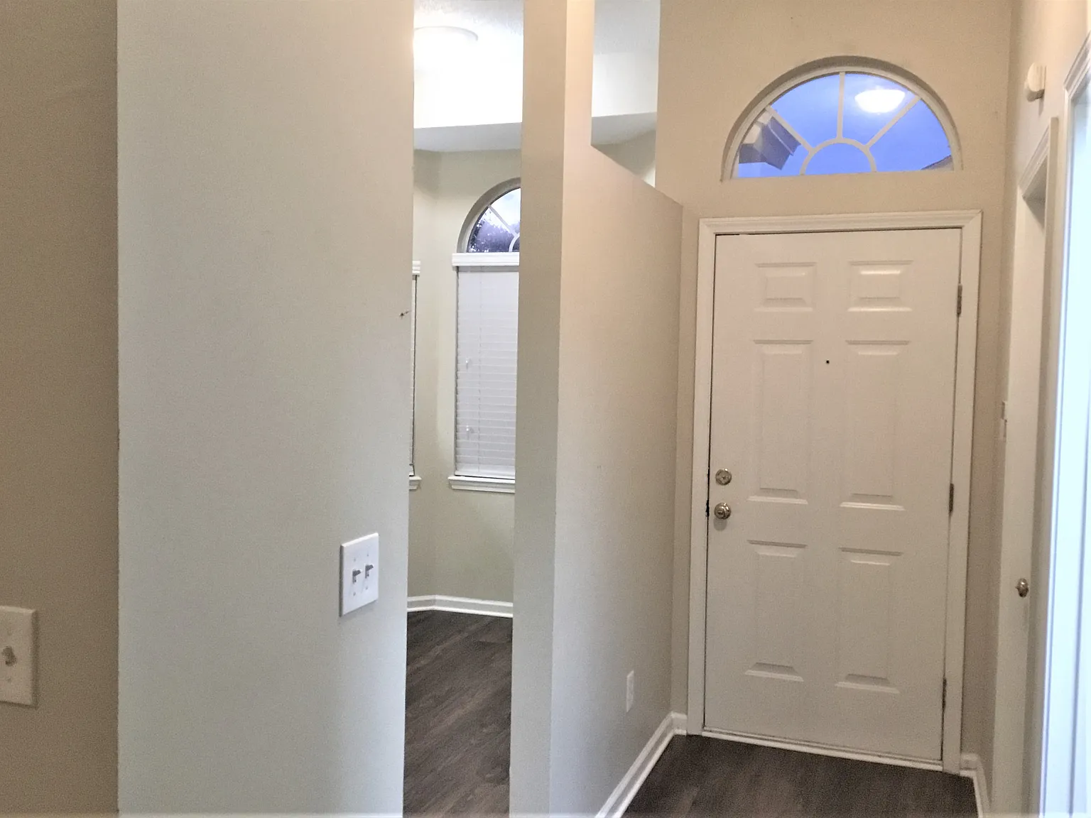 3 bed, 2.0 bath, 1354 sqft, $2,045 — Photo 2