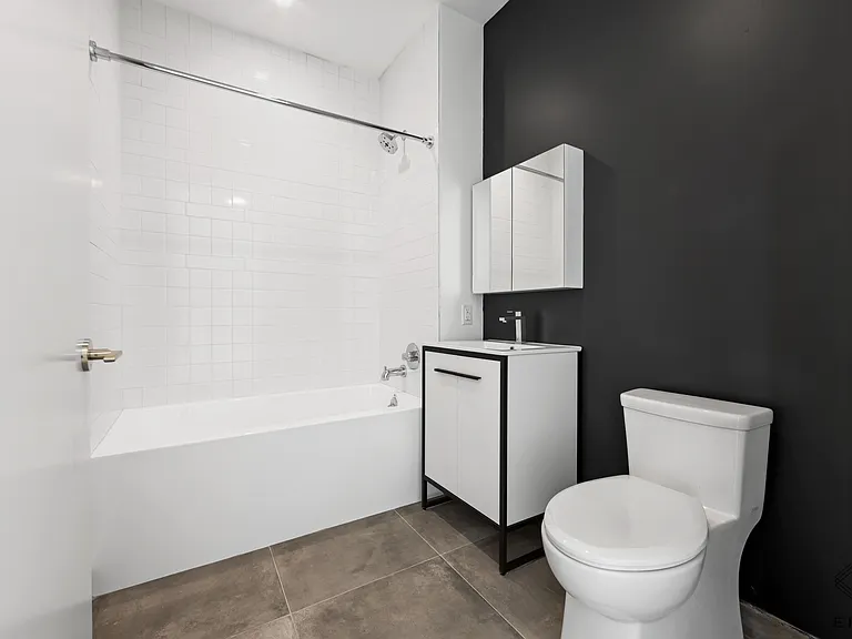 837 Maple St #1R — Photo 3