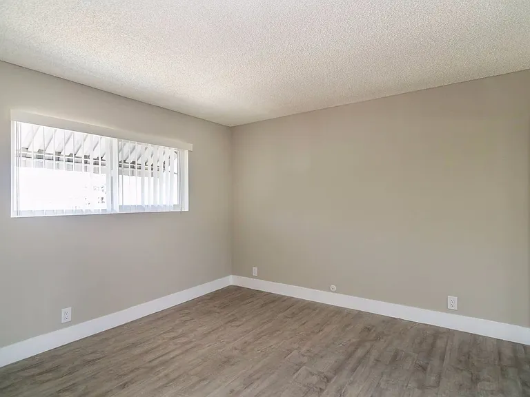 Montrose Villas — Photo 13