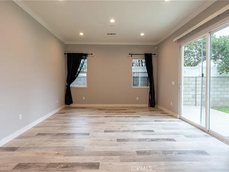 6940 Peach Ave — Photo 48