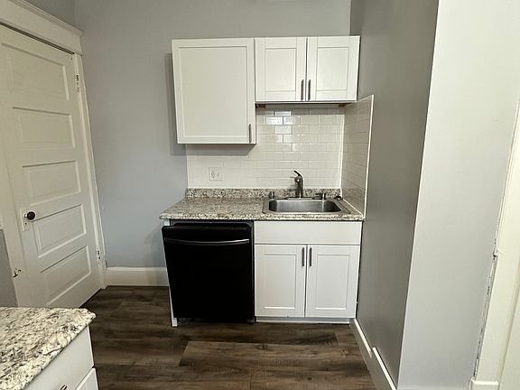 2nd image of 427-429 N Dewey St #2